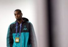 Arne Slot explica decisão de escalar Alexander Isak contra o Atlético de Madrid