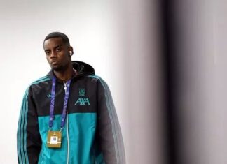 Arne Slot explica decisão de escalar Alexander Isak contra o Atlético de Madrid