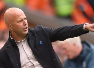 Arne Slot defends Merseyside derby decision that had David Moyes furious
