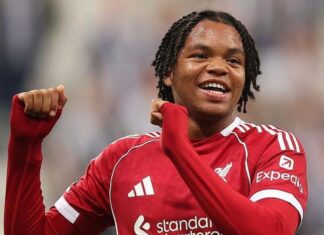 Rio Ngumoha: jovem atacante do Liverpool assina primeiro contrato profissional