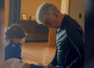 Filho de Eduardo é vestido com uniforme do Cruzeiro pelo Avô, que foi tetracampeão do Mundo pela Seleção Brasileira