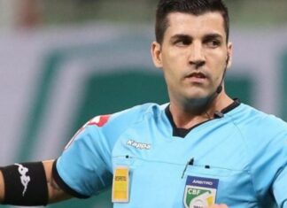 Árbitro de vídeo para Santos x Grêmio se envolve em polêmica na última rodada