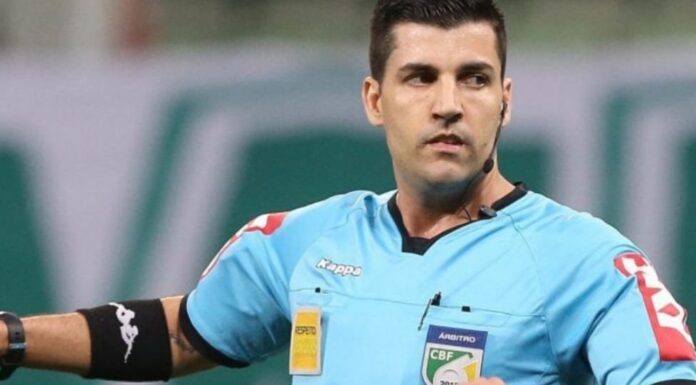 Árbitro de vídeo para Santos x Grêmio se envolve em polêmica na última rodada