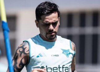 Fagner completa dois meses de recuperação após lesão; veja
