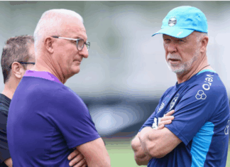 Grêmio recebe visita inusitada em treino no CT do Corinthians