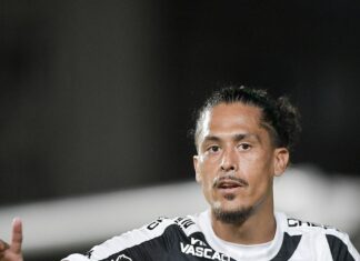 Sem chances de atingir meta de renovação, Lemos completa três meses sem jogar no Vasco