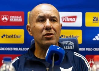 Técnico do Cruzeiro, Leonardo Jardim analisa mudanças no calendário do futebol brasileiro; veja