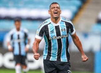 Ex-jogador do Grêmio se irrita e esculacha arbitragem Brasileira