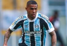 Douglas Costa aproveita momento e sai em defesa do Grêmio na web