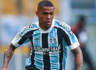 Douglas Costa aproveita momento e sai em defesa do Grêmio na web