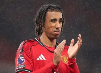 Leny Yoro: Why did Man Utd defender kick off a match in France?