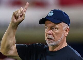 Mano Menezes tem novo desafio antes do jogo contra o São Paulo