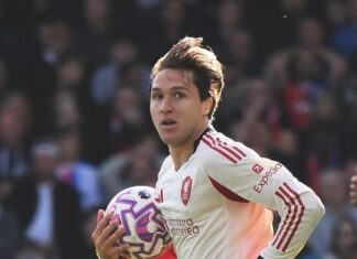 Arne Slot told to replace ‘tenacious’ Liverpool star with Chiesa for Man Utd