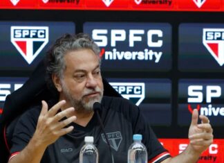 Apos vaias e protestos, presidente do São Paulo emite nota polêmica para a torcida