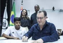 Volante Mateus Mendes assina primeiro contrato profissional com o Santos FC – Santos Futebol Clube