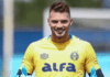 Titular segue com o futuro indefinido no Grêmio e Mano elogia o jogador