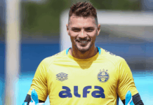 Titular segue com o futuro indefinido no Grêmio e Mano elogia o jogador