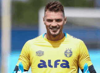 Titular segue com o futuro indefinido no Grêmio e Mano elogia o jogador