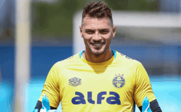 Titular segue com o futuro indefinido no Grêmio e Mano elogia o jogador
