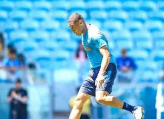 Carlos Vinícius volta ao time do Grêmio após lesão e faz revelação