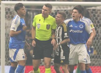 Árbitro de Atlético-MG x Cruzeiro erra cor do cartão três vezes e expulsa Kaio Jorge por gesto de roubo