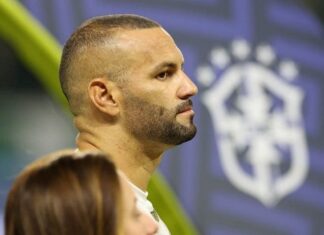 Weverton tem fissura na mão e vira desfalque no Palmeiras; goleiro deve voltar ainda em 2025