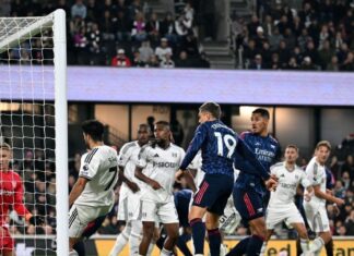 Arsenal marca no segundo tempo, bate Fulham fora de casa e mantém liderança da Premier League