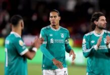 Van Dijk revela o que o árbitro lhe disse sobre a decisão do pênalti contra o Liverpool.