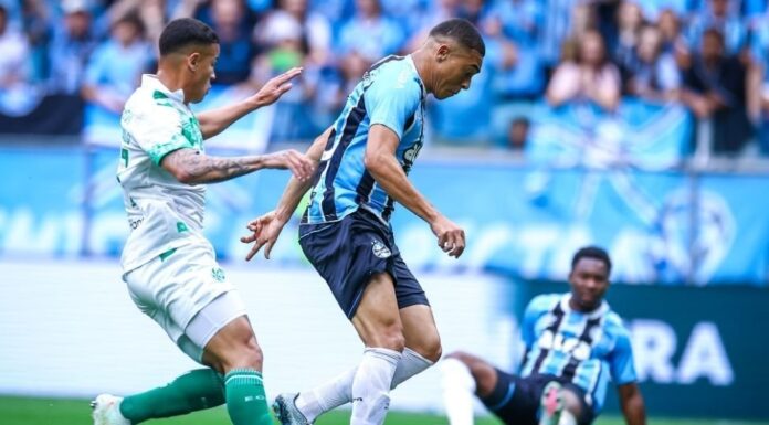 A música escolhida por Carlos Vinícius após marcar hat-trick no Grêmio