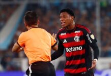 Áudio do VAR em Racing x Flamengo aponta ‘golpe’ de Gonzalo Plata ‘na genital’: ‘Conduta violenta’