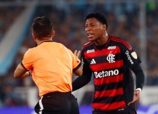 Áudio do VAR em Racing x Flamengo aponta ‘golpe’ de Gonzalo Plata ‘na genital’: ‘Conduta violenta’