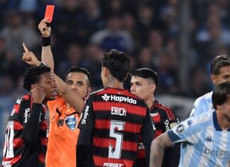 Simon discorda de expulsão de Plata em Racing x Flamengo: ‘Amarelo estava de bom tamanho’