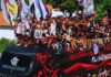 Torcida faz a festa no Galeão enquanto Flamengo embarca para final em Lima