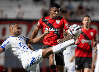 Paysandu chega a abrir o placar, mas leva virada do Atlético-GO e tem rebaixamento para a Série C decretado