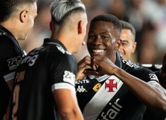 Carlos Cuesta resolve lacuna na defesa e faz valer esforço do Vasco para contratá-lo