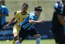 Promessa do Grêmio volta aos gramados após mais de um ano afastado por lesão
