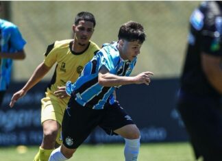Promessa do Grêmio volta aos gramados após mais de um ano afastado por lesão
