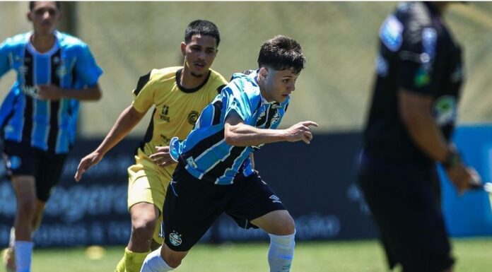 Promessa do Grêmio volta aos gramados após mais de um ano afastado por lesão