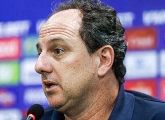 Ceni se revolta, diz que VAR teve medo de sugerir expulsão jogador do Atlético-MG e detona: ‘Decide para o lado que ver’