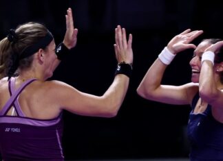 Stefani vence de virada, despacha ‘ex’ e garante semifinal inédita no WTA Finals
