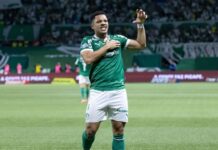 Vitor Roque brilha, Palmeiras vence clássico, se isola na liderança e mantém Santos na zona de rebaixamento do Brasileirão