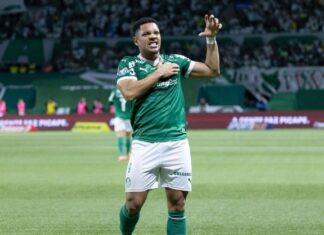 Vitor Roque brilha, Palmeiras vence clássico, se isola na liderança e mantém Santos na zona de rebaixamento do Brasileirão
