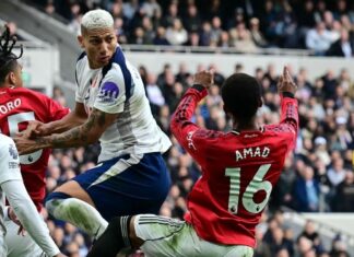 Richarlison marca, se emociona, mas United arranca empate eletrizante com Tottenham no fim pela Premier League