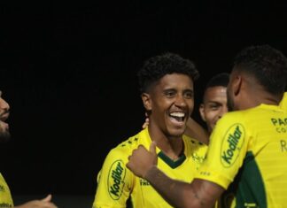 Mirassol anota gol ‘relâmpago’, supera Palmeiras após golaço de bicicleta de Vitor Roque e embola luta pelo título