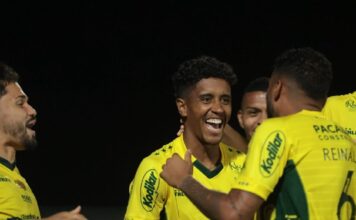 Mirassol anota gol ‘relâmpago’, supera Palmeiras após golaço de bicicleta de Vitor Roque e embola luta pelo título