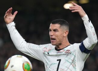 Cristiano Ronaldo ‘perde a linha’, dá cotovelada em jogador da Irlanda e é expulso em jogo de Portugal nas eliminatórias