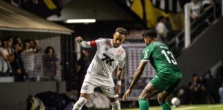 Santos vence o Palmeiras com gol de Rollheiser no fim, sai da zona de rebaixamento e ‘dá’ liderança ao Flamengo