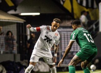 Santos vence o Palmeiras com gol de Rollheiser no fim, sai da zona de rebaixamento e ‘dá’ liderança ao Flamengo