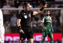 Simon vê erro da arbitragem ao ignorar pênalti para o Palmeiras contra o Santos: ‘Tranco pelas costas…’
