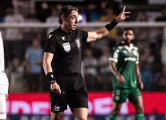 Simon vê erro da arbitragem ao ignorar pênalti para o Palmeiras contra o Santos: ‘Tranco pelas costas…’